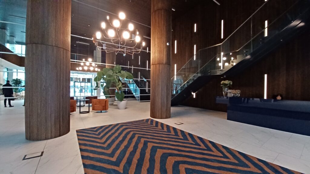 Central Point - biuro przy skrzyżowaniu linii metra M1 i M2 w Warszawie, Warszawa, na wynajem